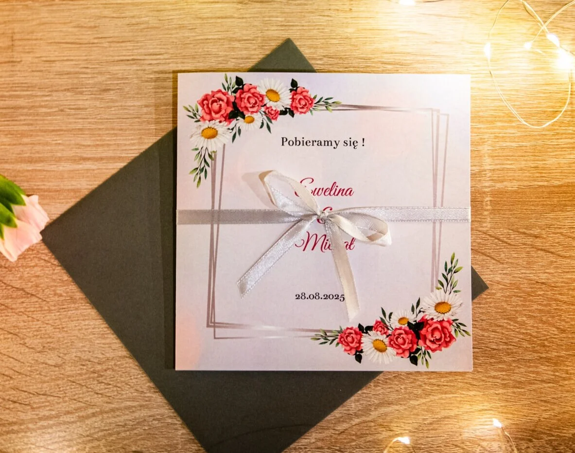 Geometryczne szare zaproszenie z stokrotkami Geometryczne szare zaproszenie z stokrotkami