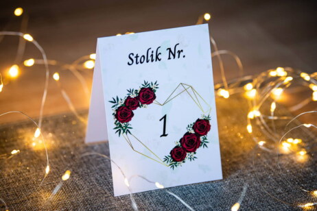 Numer stołu z geometrycznym sercem i bordowymi różami