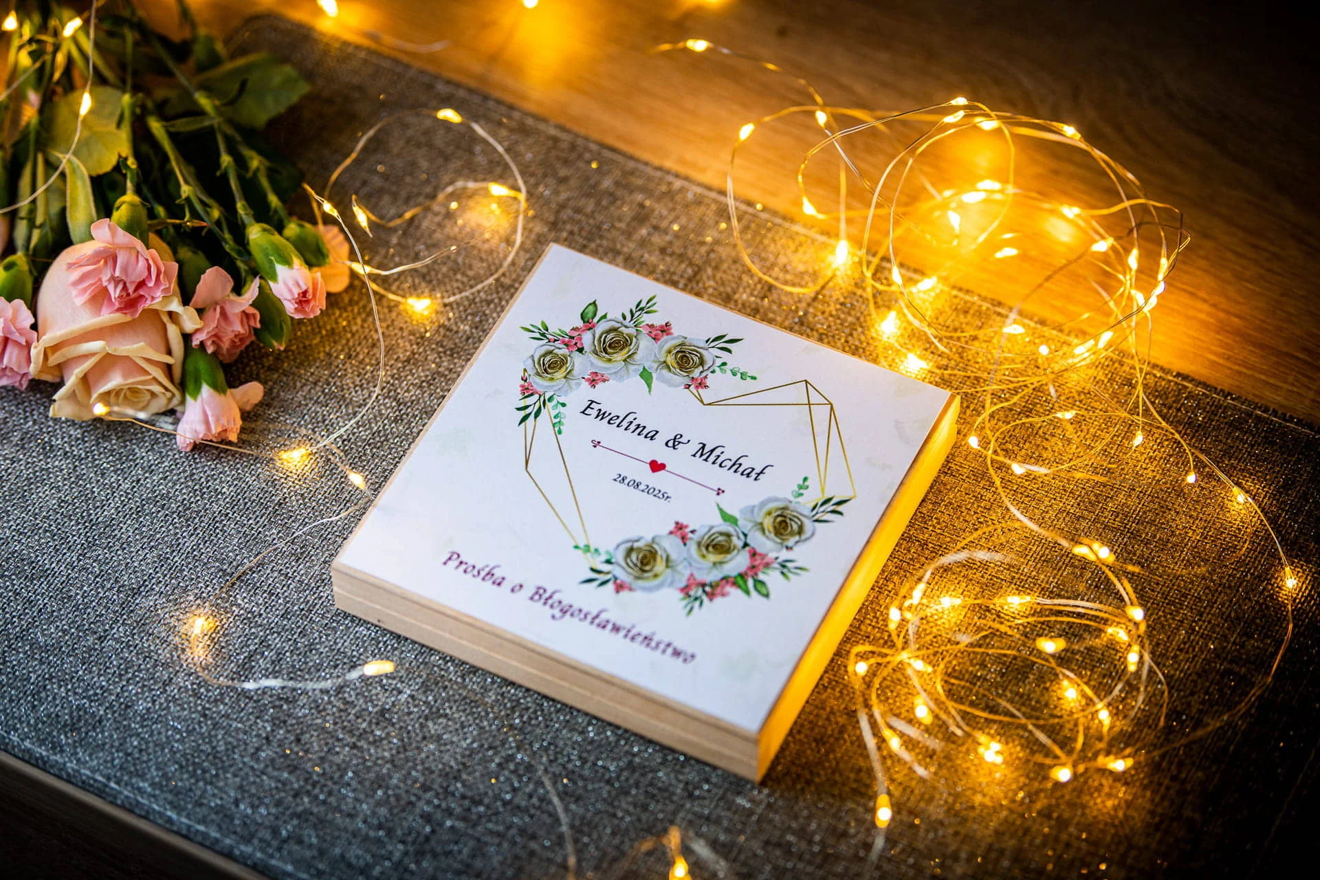 Prośba o błogosławieństwo rodziców w drewnianym pudełeczku z geometrycznym sercem i białymi różami Ślub marzeń