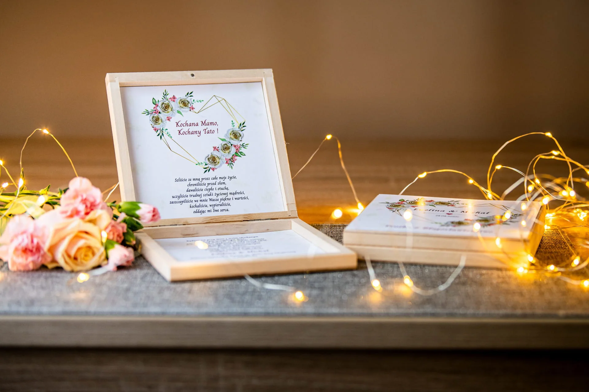 Prośba o błogosławieństwo rodziców w drewnianym pudełeczku z geometrycznym sercem i białymi różami Ślub marzeń
