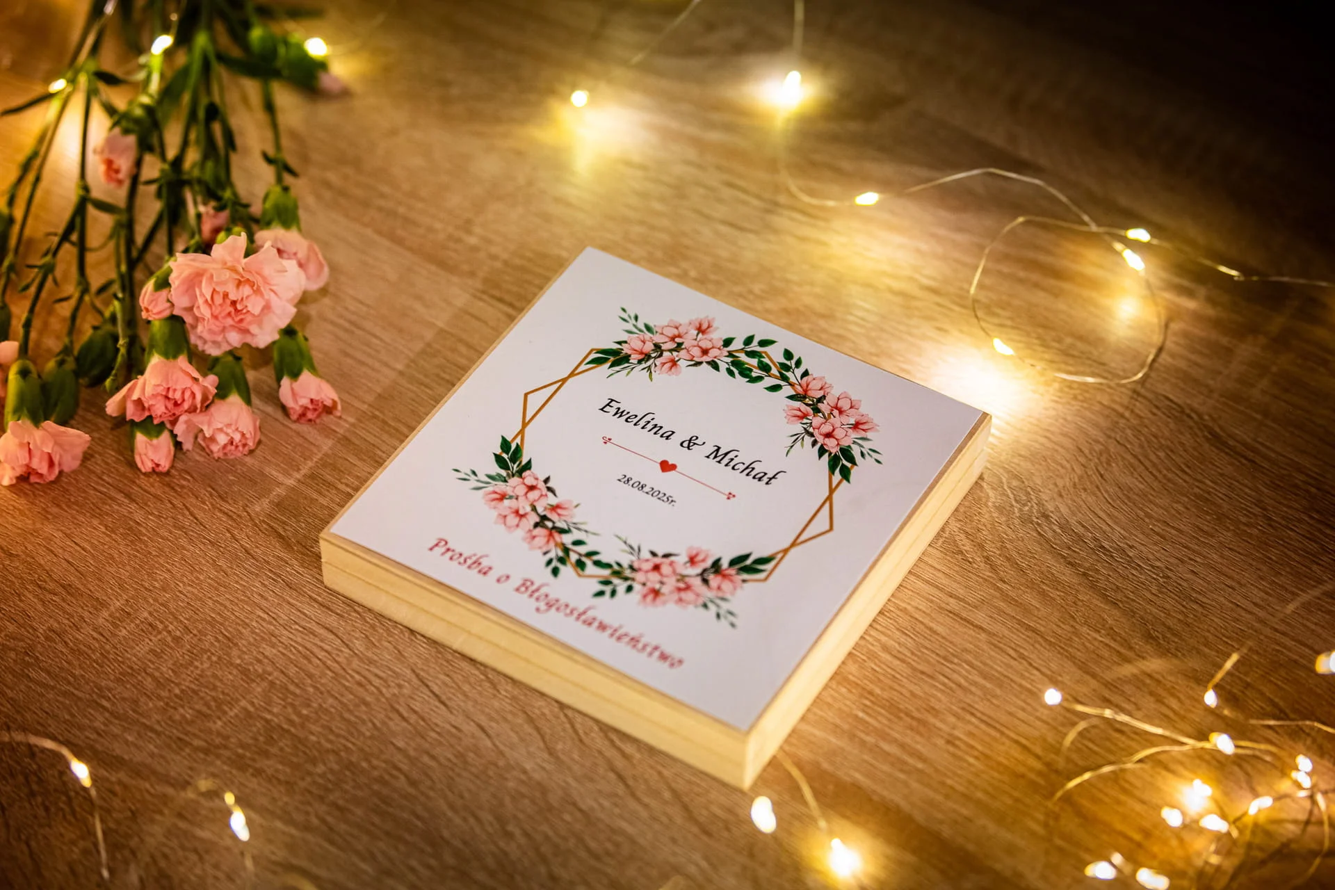 Prośba o błogosławieństwo rodziców w drewnianym pudełeczku z kwiatami magnolii Ślub marzeń