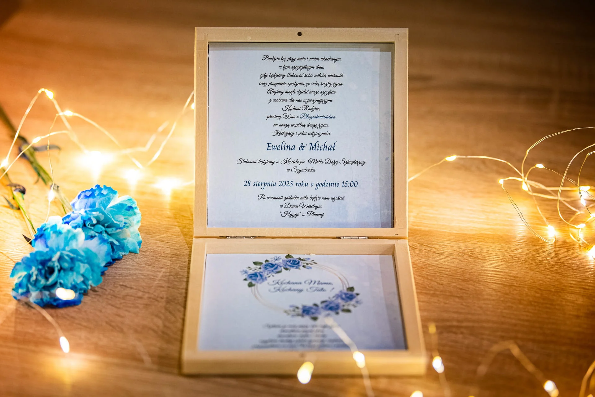 Prośba o błogosławieństwo rodziców w drewnianym pudełeczku ze złotym okręgiem i niebieskimi różami #1 Ślub marzeń