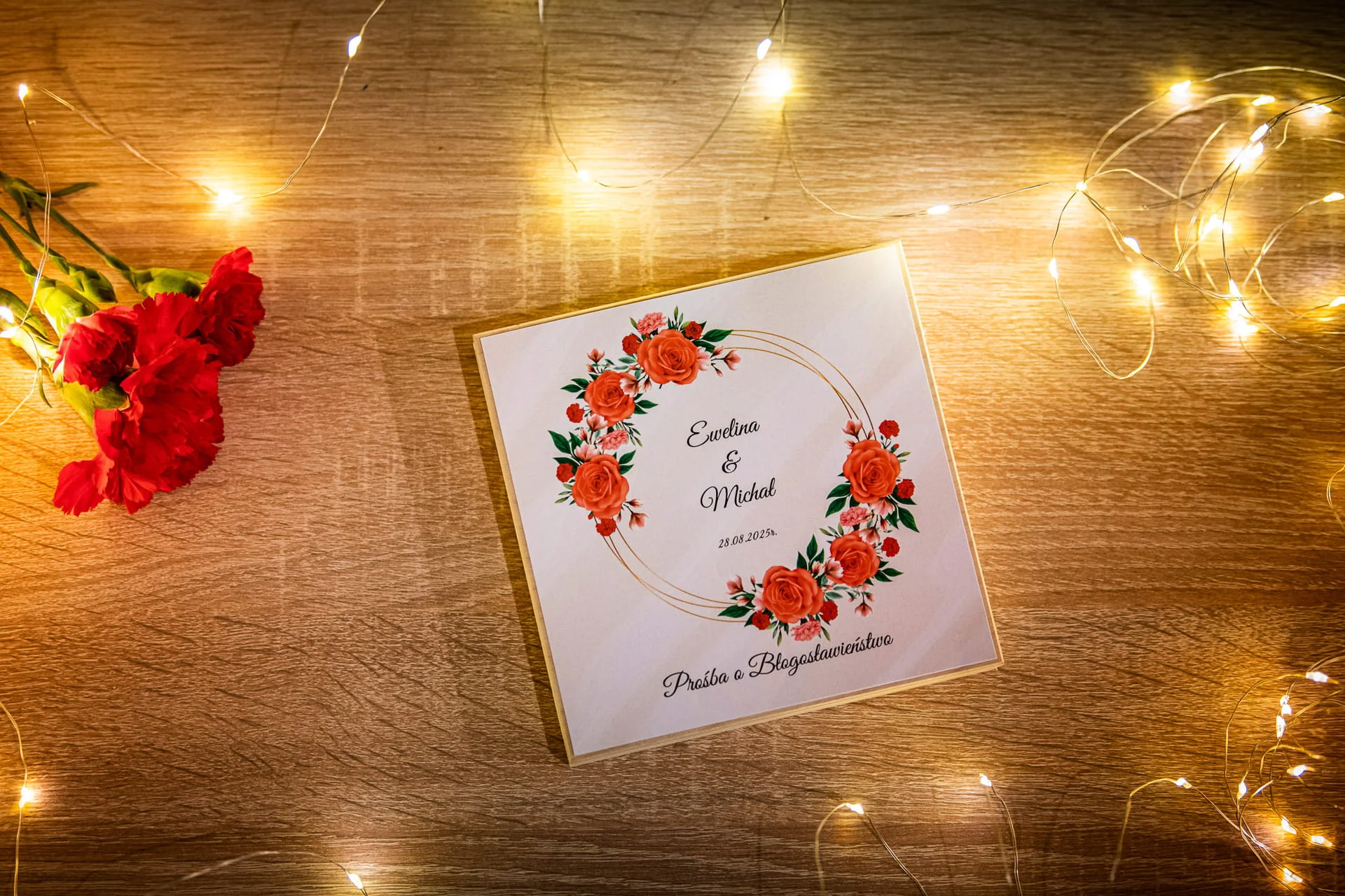 Prośba o błogosławieństwo rodziców w drewnianym pudełeczku ze złotym okręgiem i czerwonymi różami Ślub marzeń