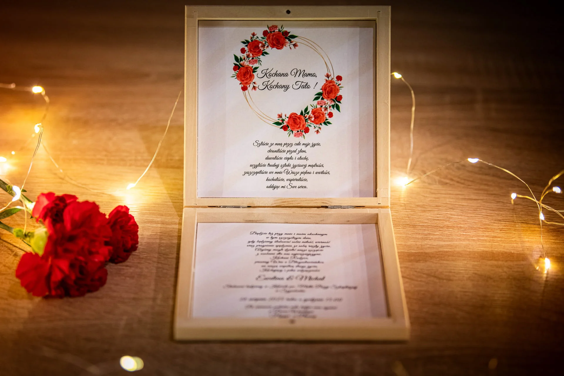 Prośba o błogosławieństwo rodziców w drewnianym pudełeczku ze złotym okręgiem i czerwonymi różami Ślub marzeń