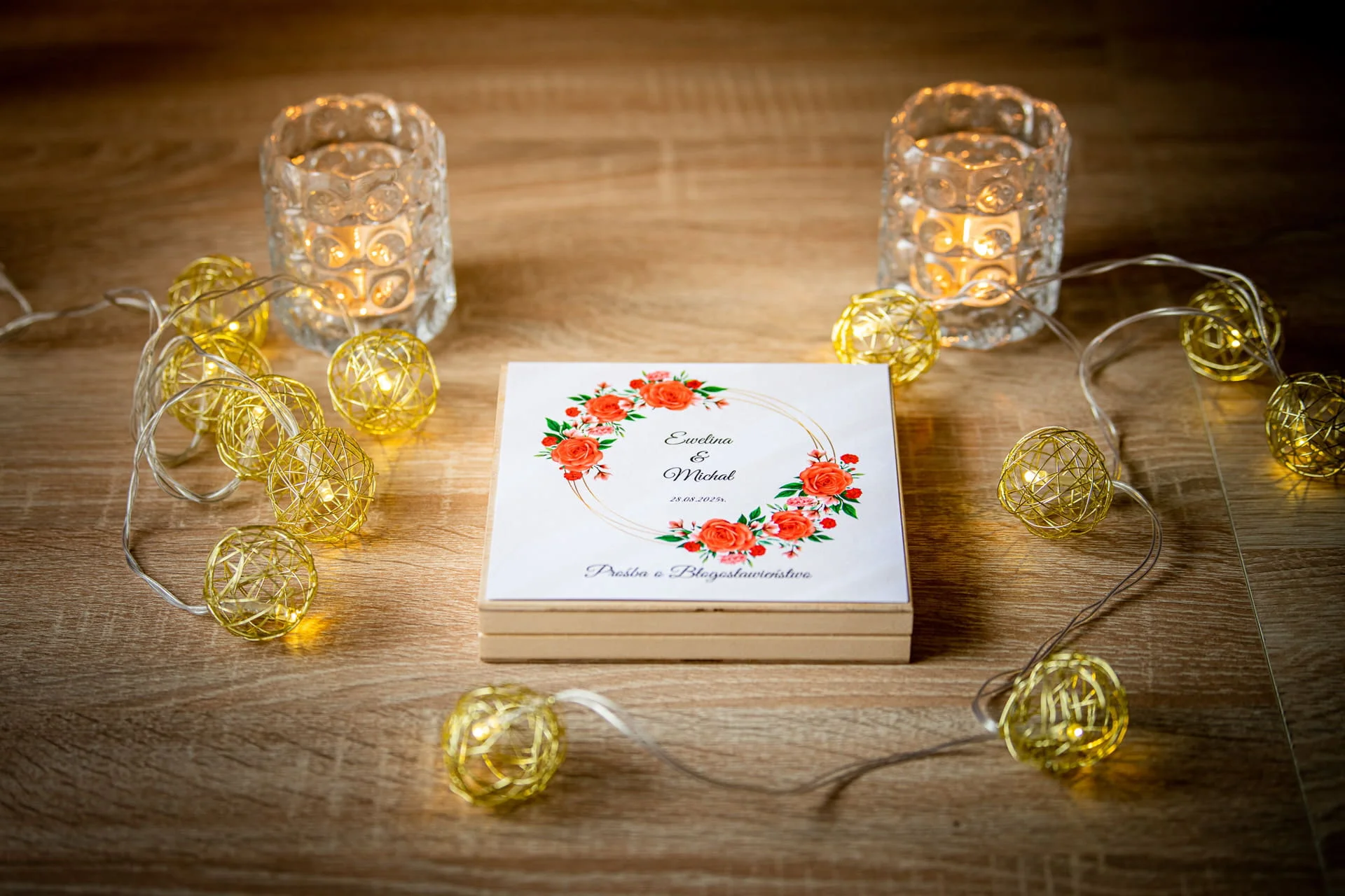 Prośba o błogosławieństwo rodziców w drewnianym pudełeczku ze złotym okręgiem i czerwonymi różami #2 Ślub marzeń