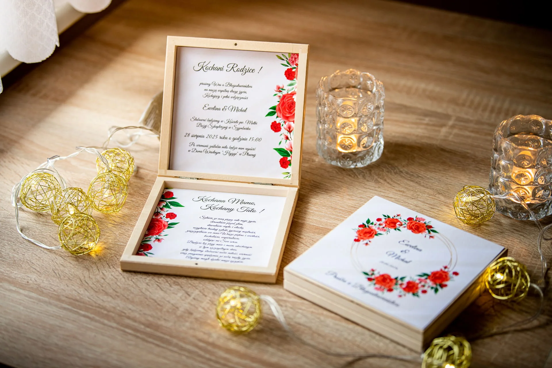Prośba o błogosławieństwo rodziców w drewnianym pudełeczku ze złotym okręgiem i czerwonymi różami #2 Ślub marzeń