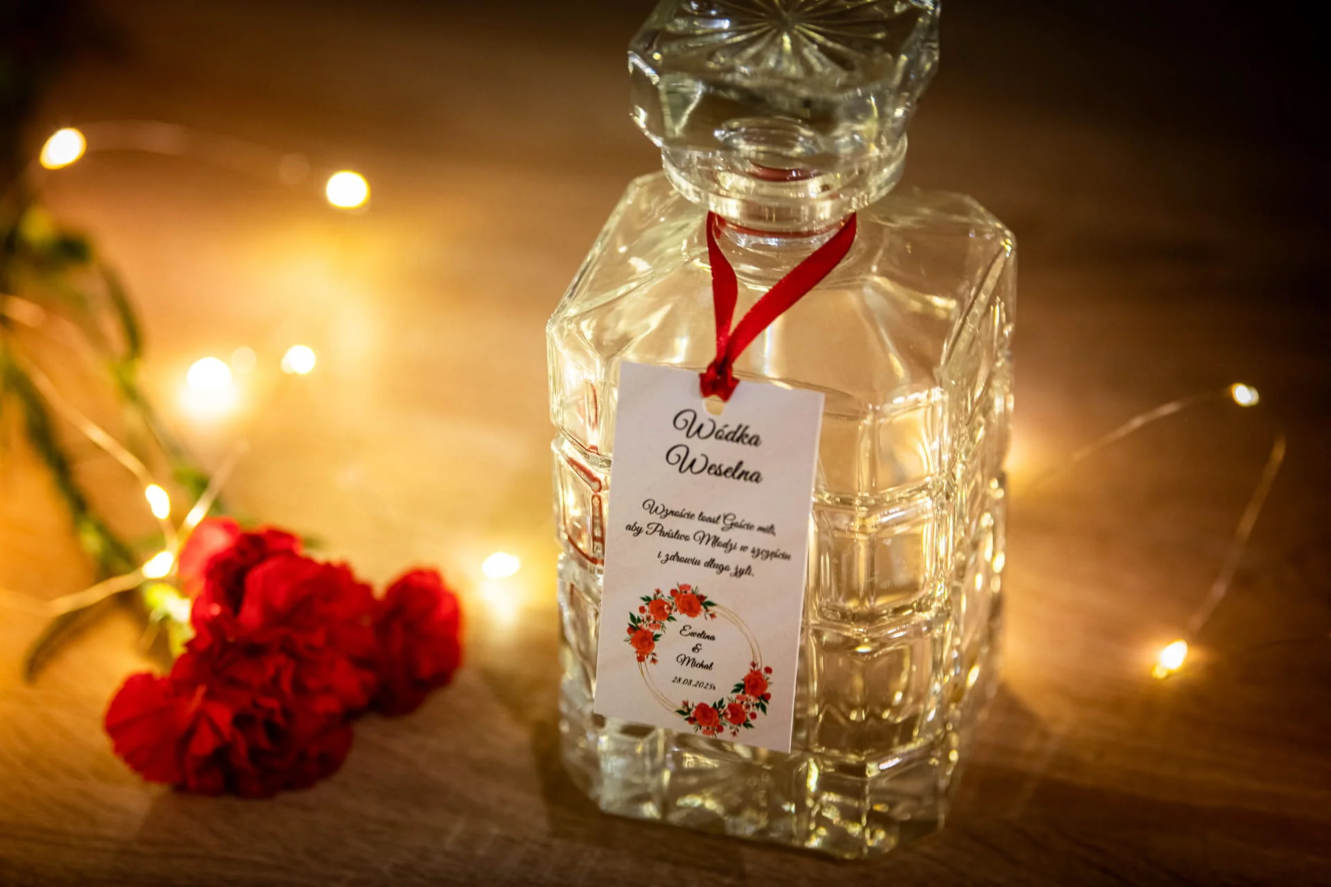 Zawieszka na alkohol ze złotym okręgiem i czerwonymi różami #2 Ślub marzeń