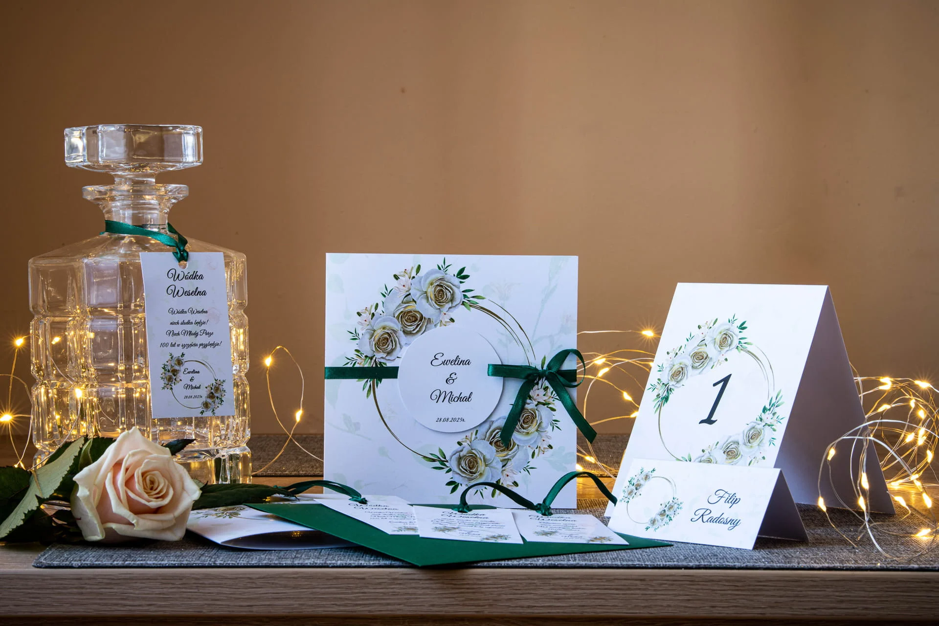 Prośba o błogosławieństwo rodziców w drewnianym pudełeczku ze złotym okręgiem i białymi różami Ślub marzeń
