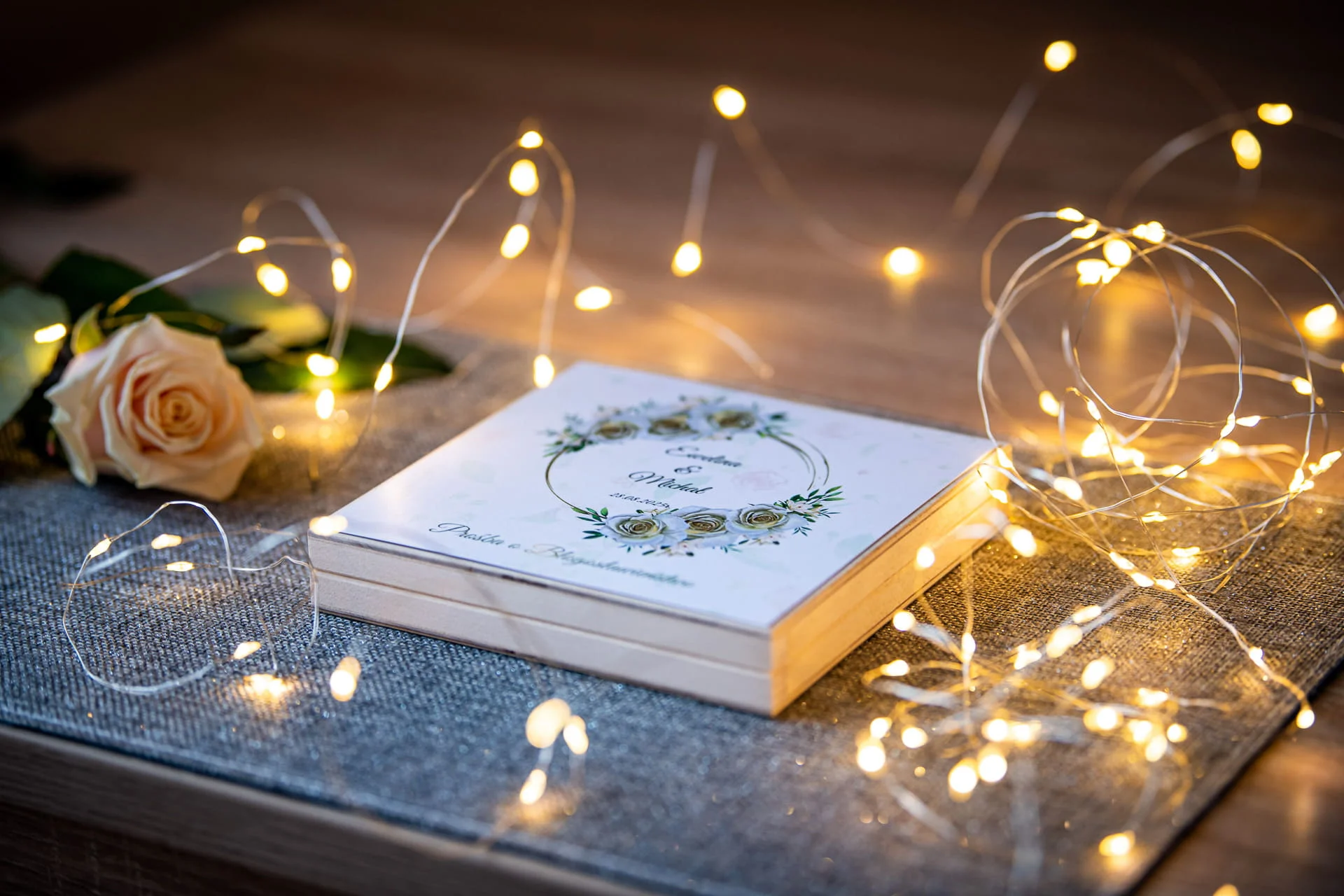 Prośba o błogosławieństwo rodziców w drewnianym pudełeczku ze złotym okręgiem i białymi różami Ślub marzeń