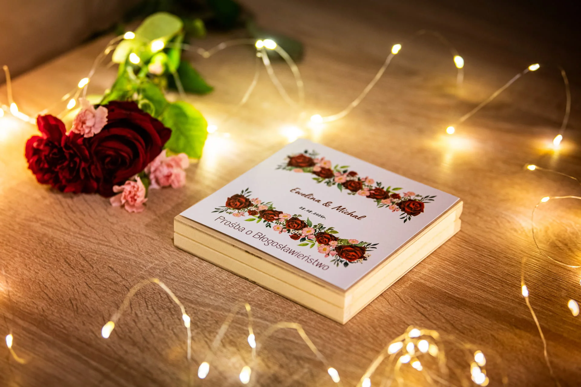 Prośba o błogosławieństwo rodziców w drewnianym pudełeczku bordowymi różami Ślub marzeń