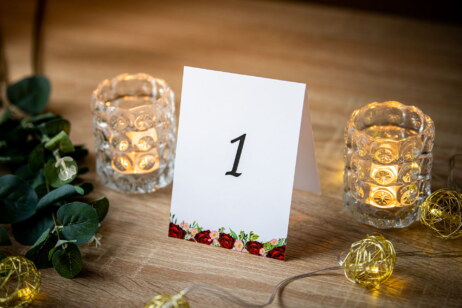 Numer stolika z bordowymi różami i różowymi kwiatuszkami