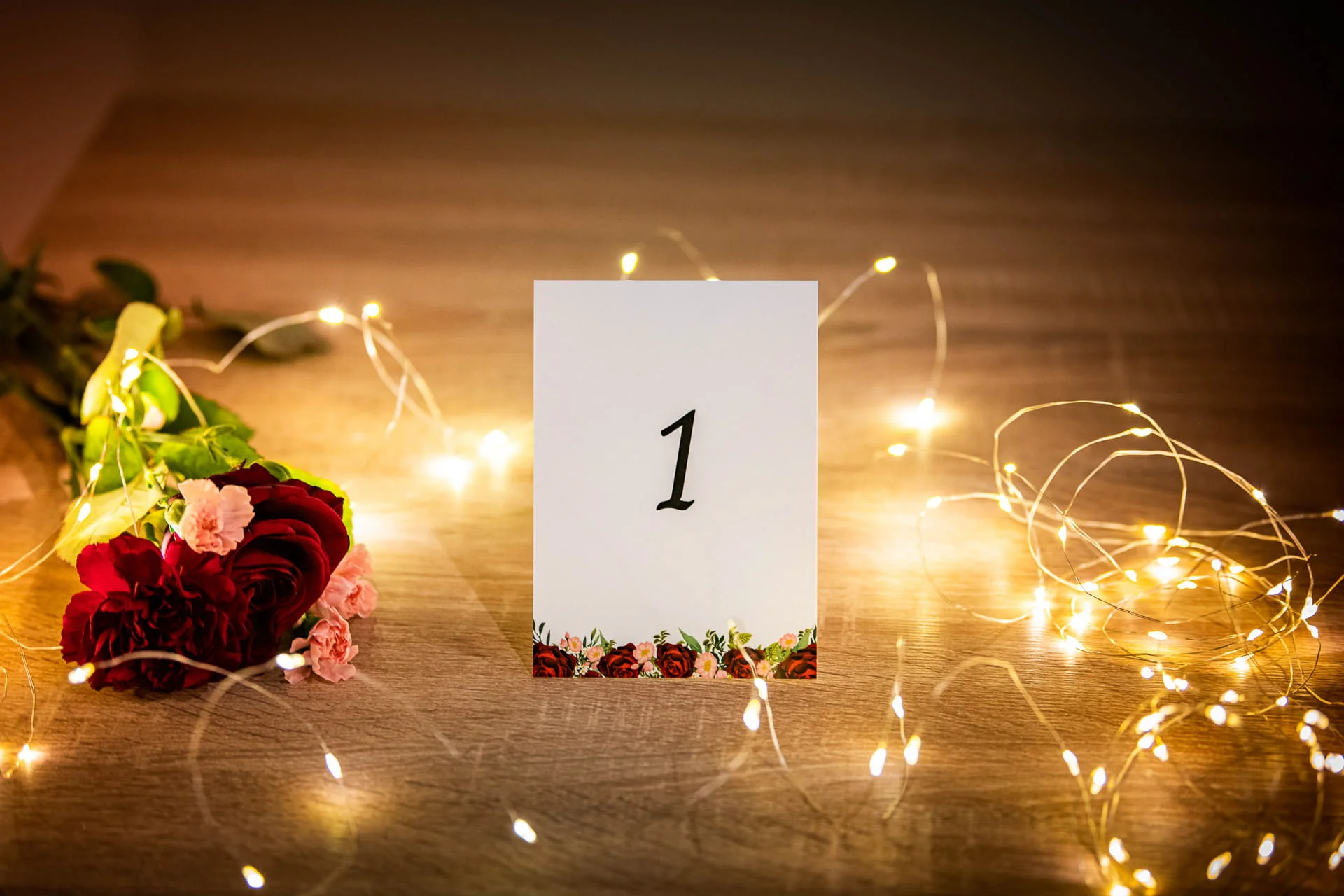 Numer stolika z bordowymi różami i różowymi kwiatuszkami Ślub marzeń