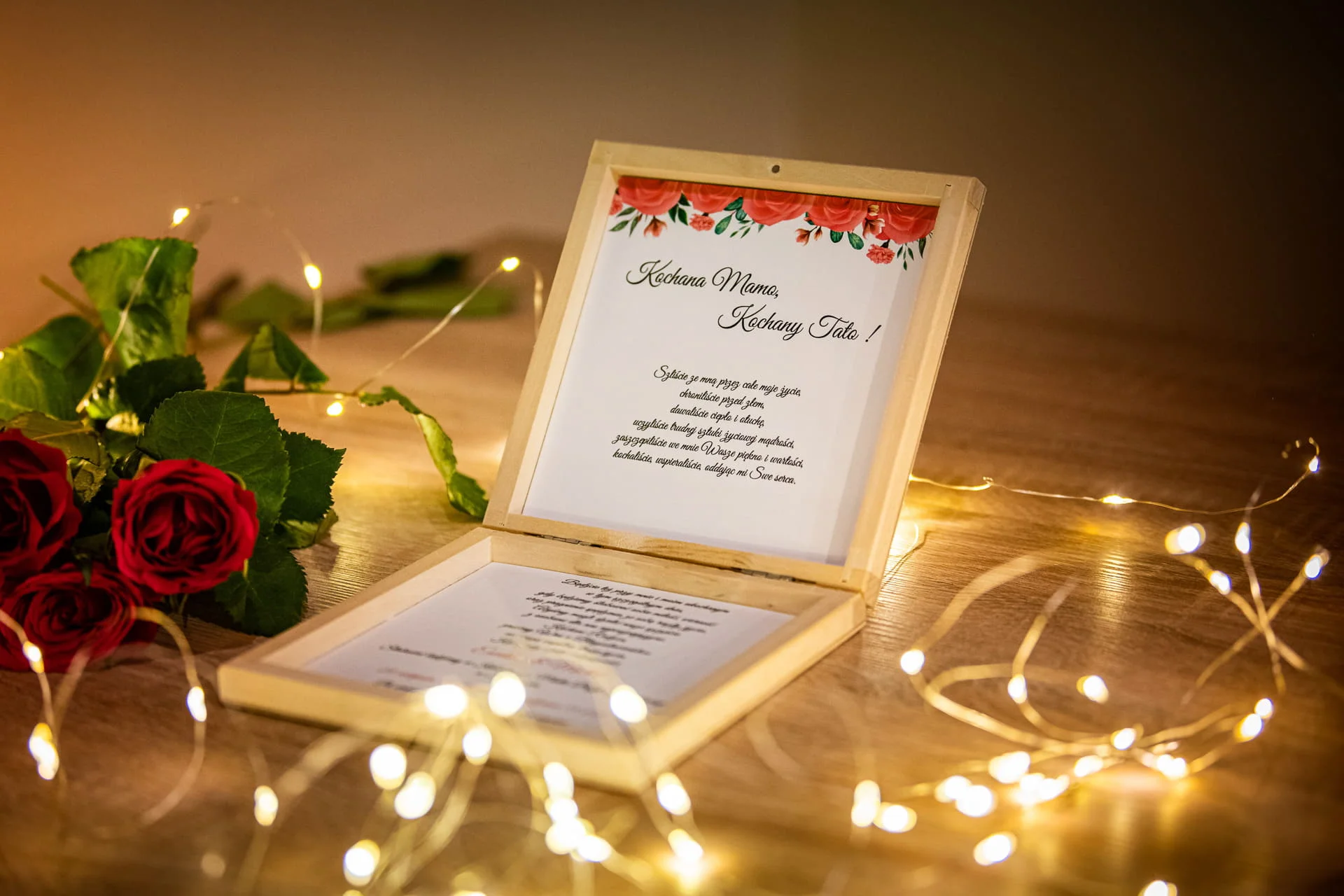 Prośba o błogosławieństwo rodziców w drewnianym pudełeczku z różowymi różami Ślub marzeń