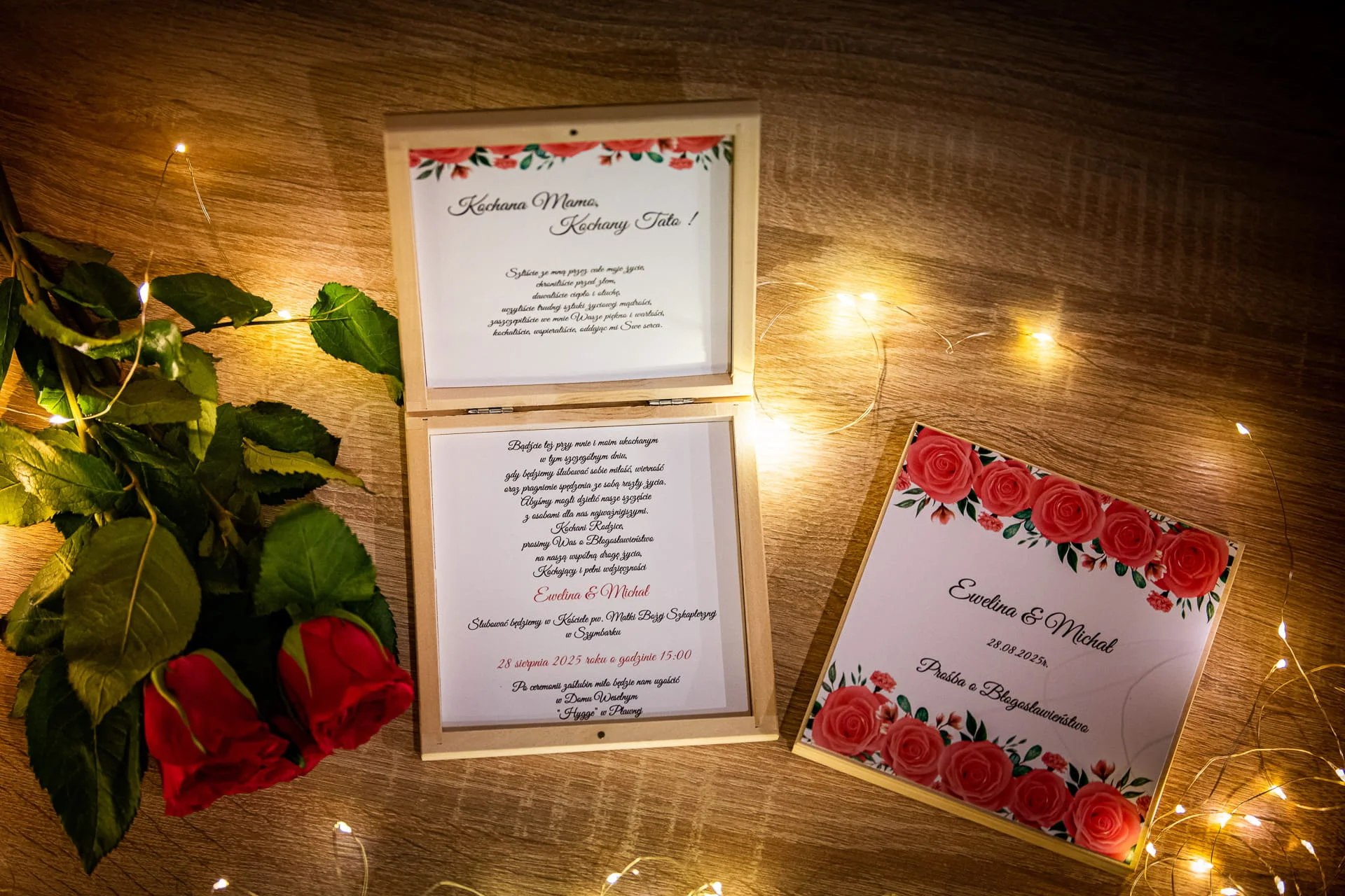 Prośba o błogosławieństwo rodziców w drewnianym pudełeczku z różowymi różami Ślub marzeń