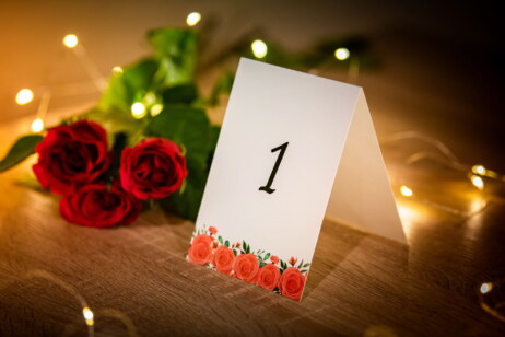 Numer stolika z różowymi różami