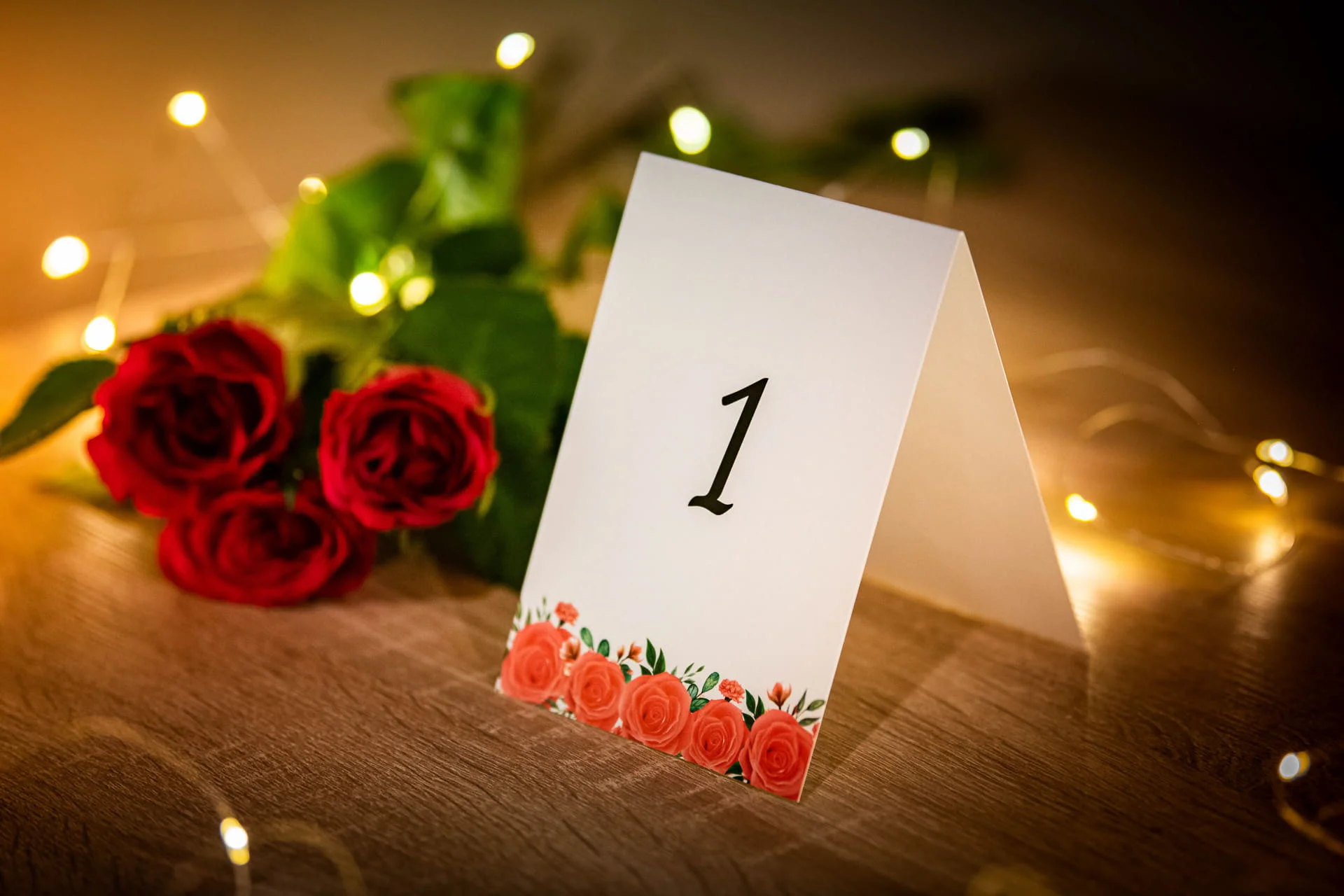 Numer stolika z różowymi różami Ślub marzeń