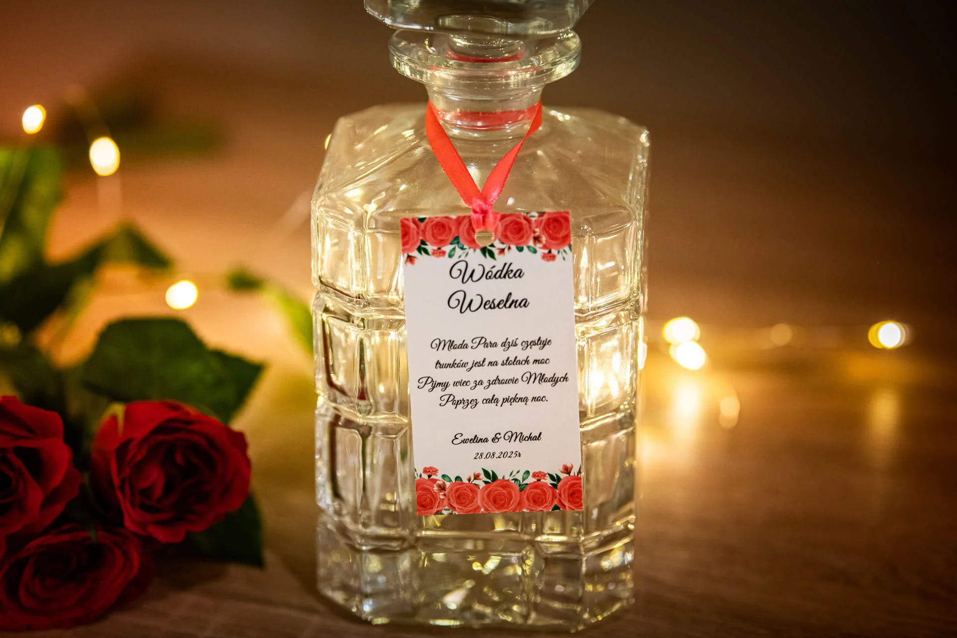 Zawieszka na alkohol z różowymi różami Ślub marzeń
