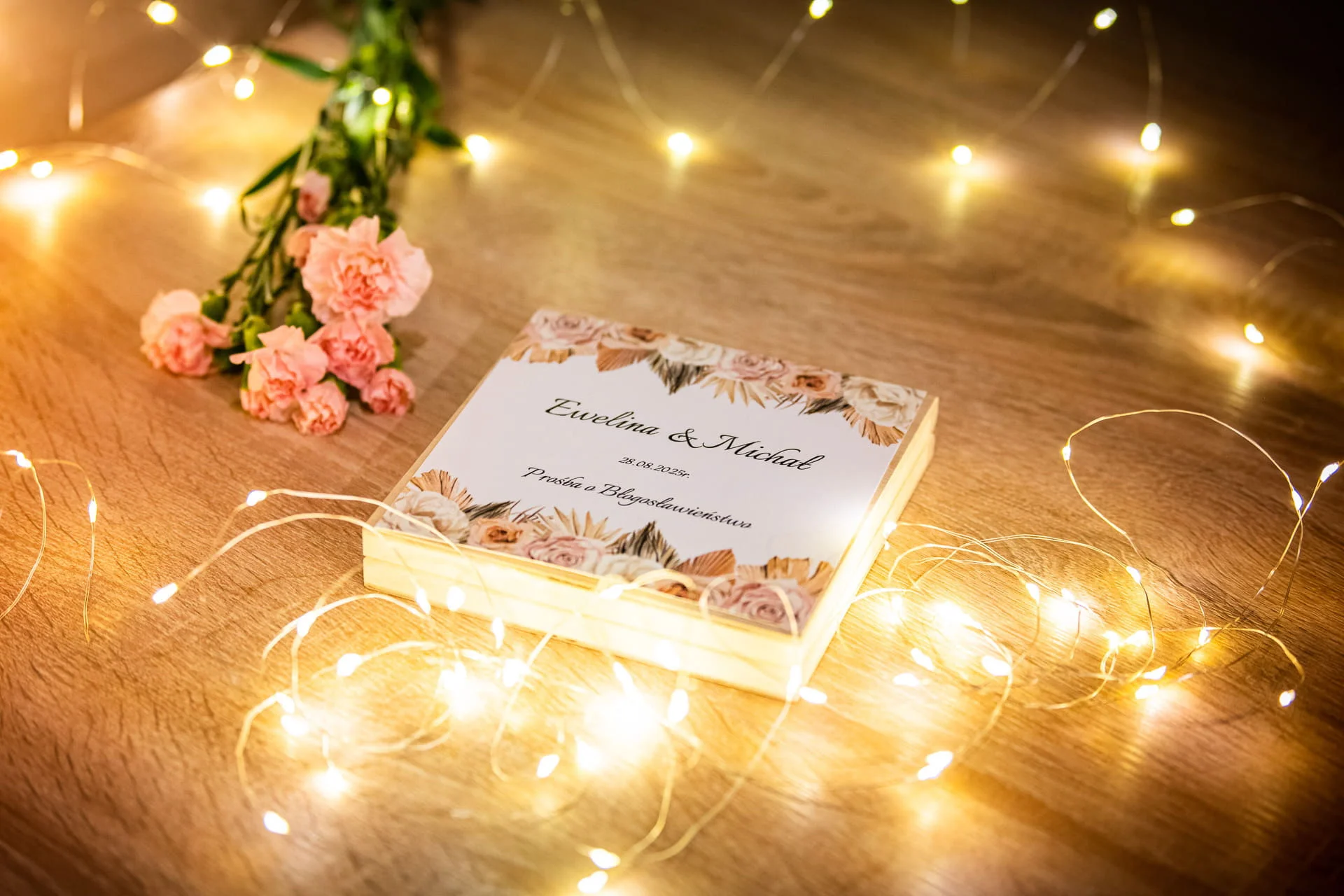 Prośba o błogosławieństwo rodziców w drewnianym pudełeczku z motywem suchych kwiatów Ślub marzeń