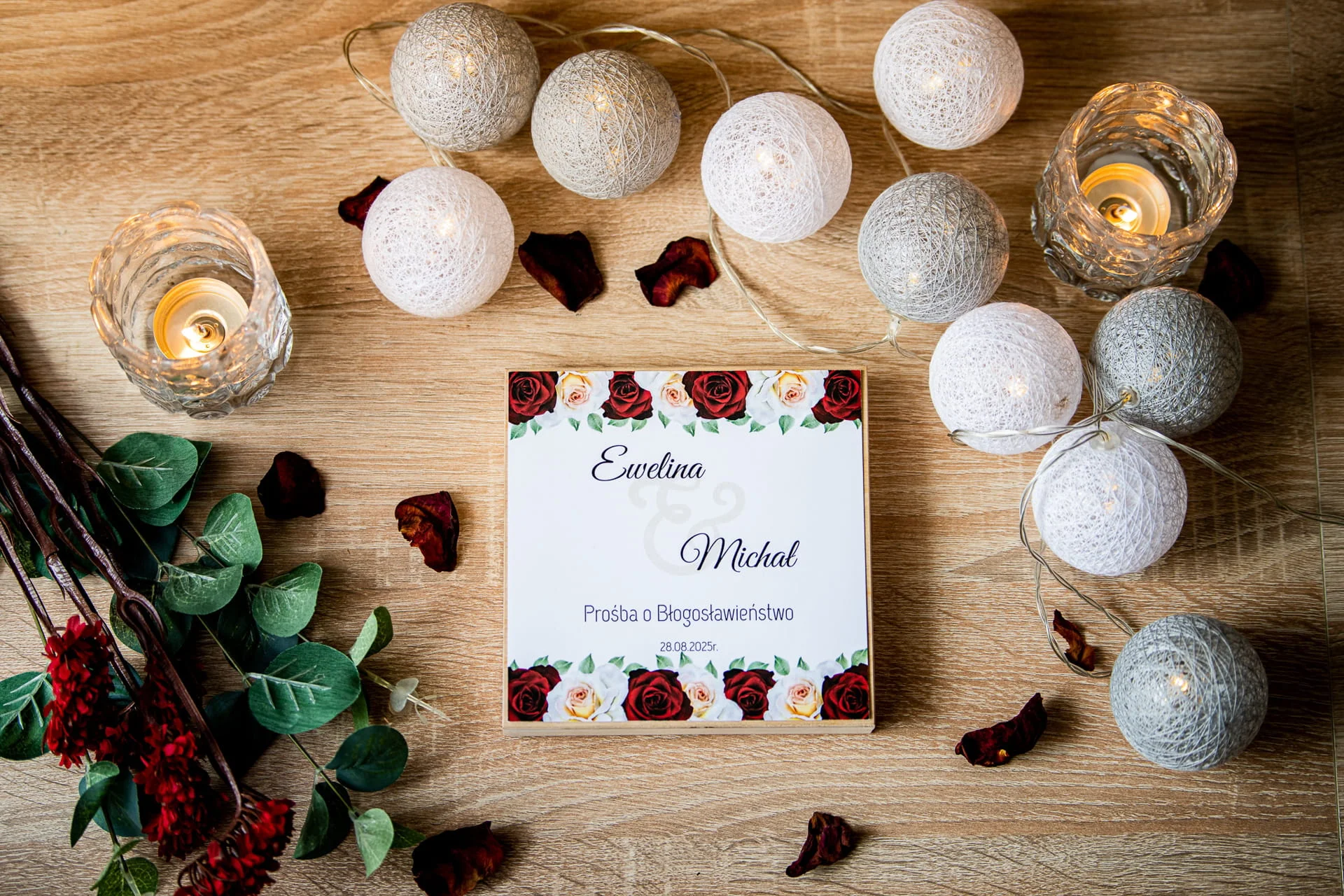 Prośba o błogosławieństwo rodziców w drewnianym pudełeczku z bordowo – białymi różami Ślub marzeń