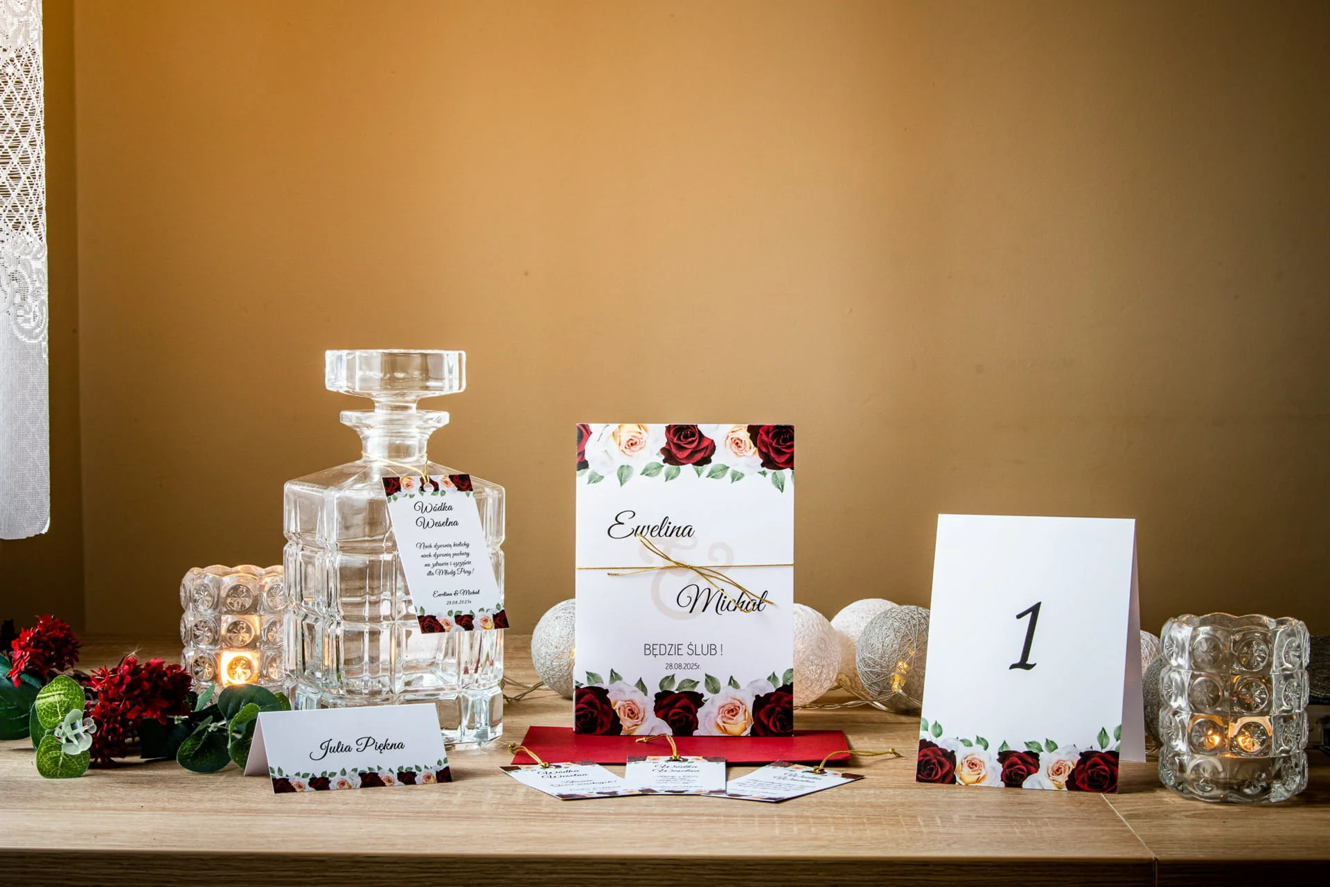 Numer stolika z bordowo białymi różami Ślub marzeń