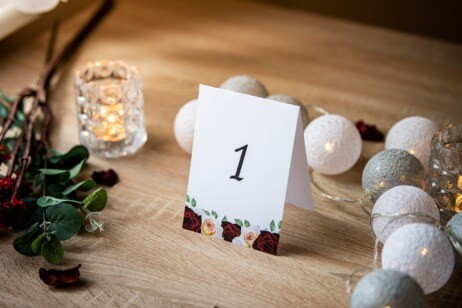 Numer stolika z bordowo białymi różami