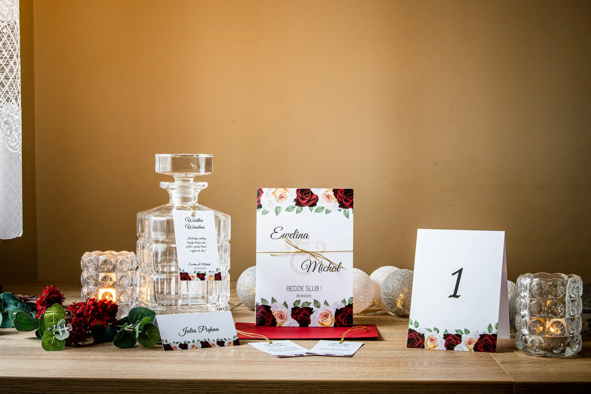 Zawieszka na alkohol z bordowo – białymi różami #2 Ślub marzeń
