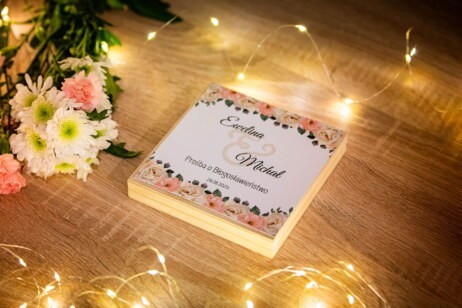 Prośba o błogosławieństwo rodziców w drewnianym pudełeczku z białymi różami i różowymi kwiatami
