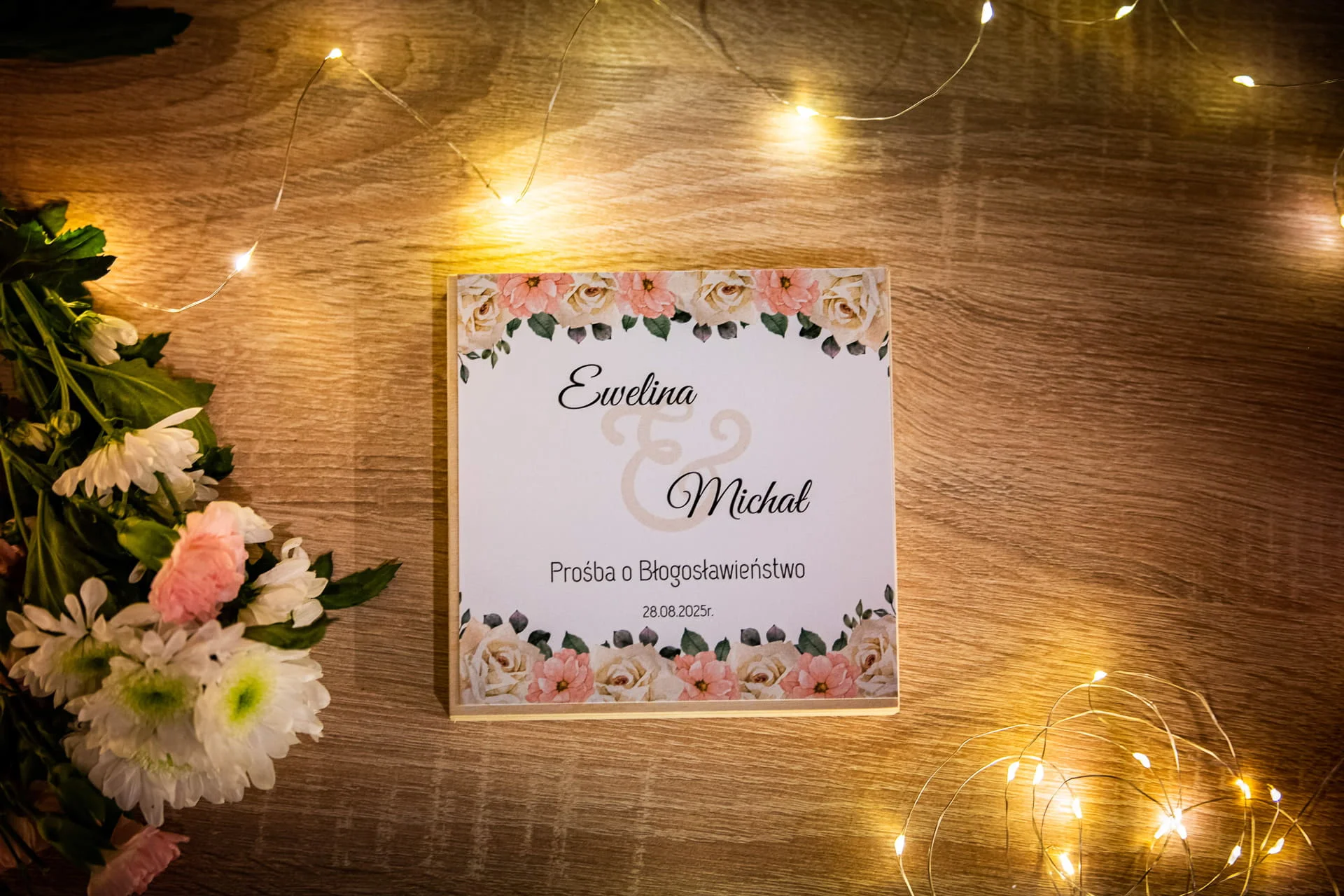 Prośba o błogosławieństwo rodziców w drewnianym pudełeczku z białymi różami i różowymi kwiatami Ślub marzeń