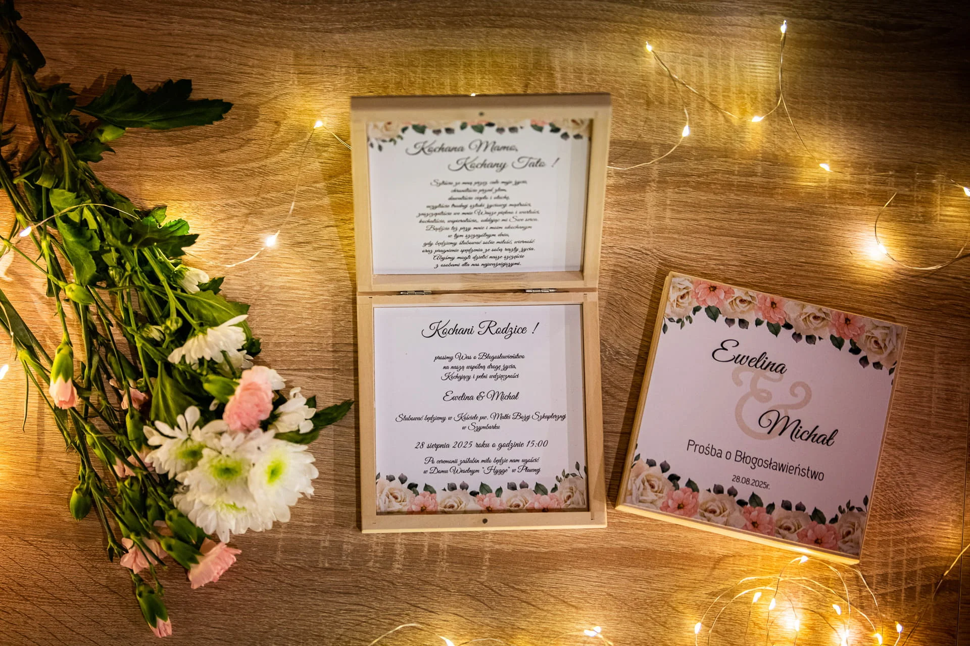 Prośba o błogosławieństwo rodziców w drewnianym pudełeczku z białymi różami i różowymi kwiatami Ślub marzeń
