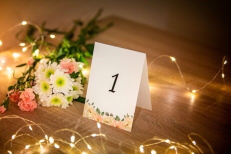 Numer stolika z białymi różami i różowymi kwiatami