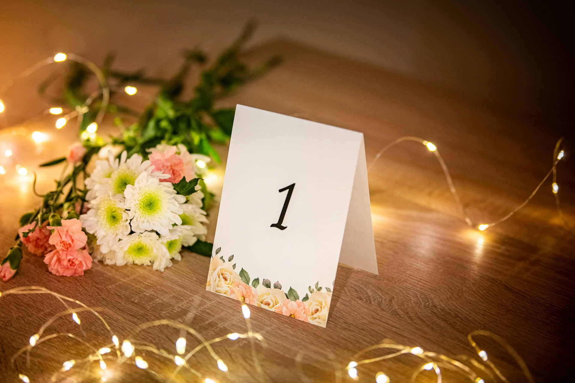 Numer stolika z białymi różami i różowymi kwiatami Ślub marzeń