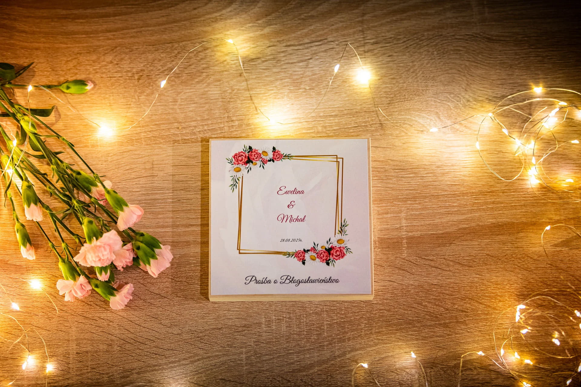 Prośba o błogosławieństwo rodziców w drewnianym pudełeczku z stokrotkami i różowymi kwiatuszkami Ślub marzeń