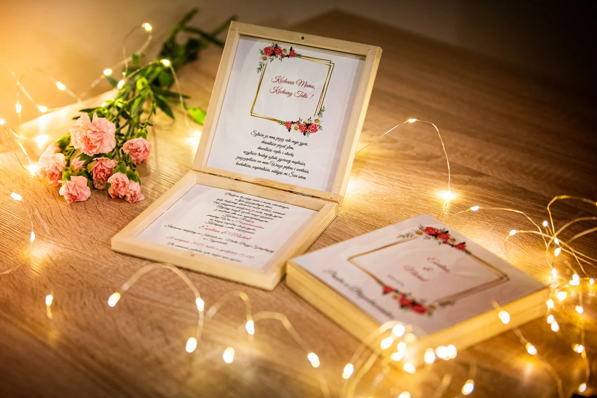 Prośba o błogosławieństwo rodziców w drewnianym pudełeczku z stokrotkami i różowymi kwiatuszkami Ślub marzeń