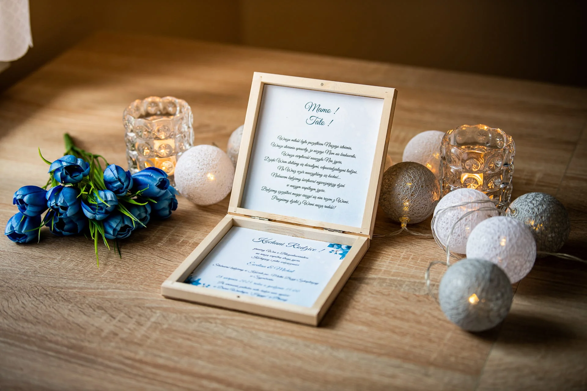 Prośba o błogosławieństwo rodziców w drewnianym pudełeczku z niebieskimi kwiatami Ślub marzeń