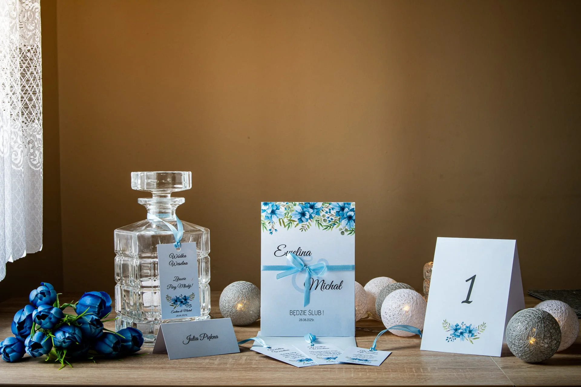 Numer stolika z niebieskimi kwiatami Ślub marzeń
