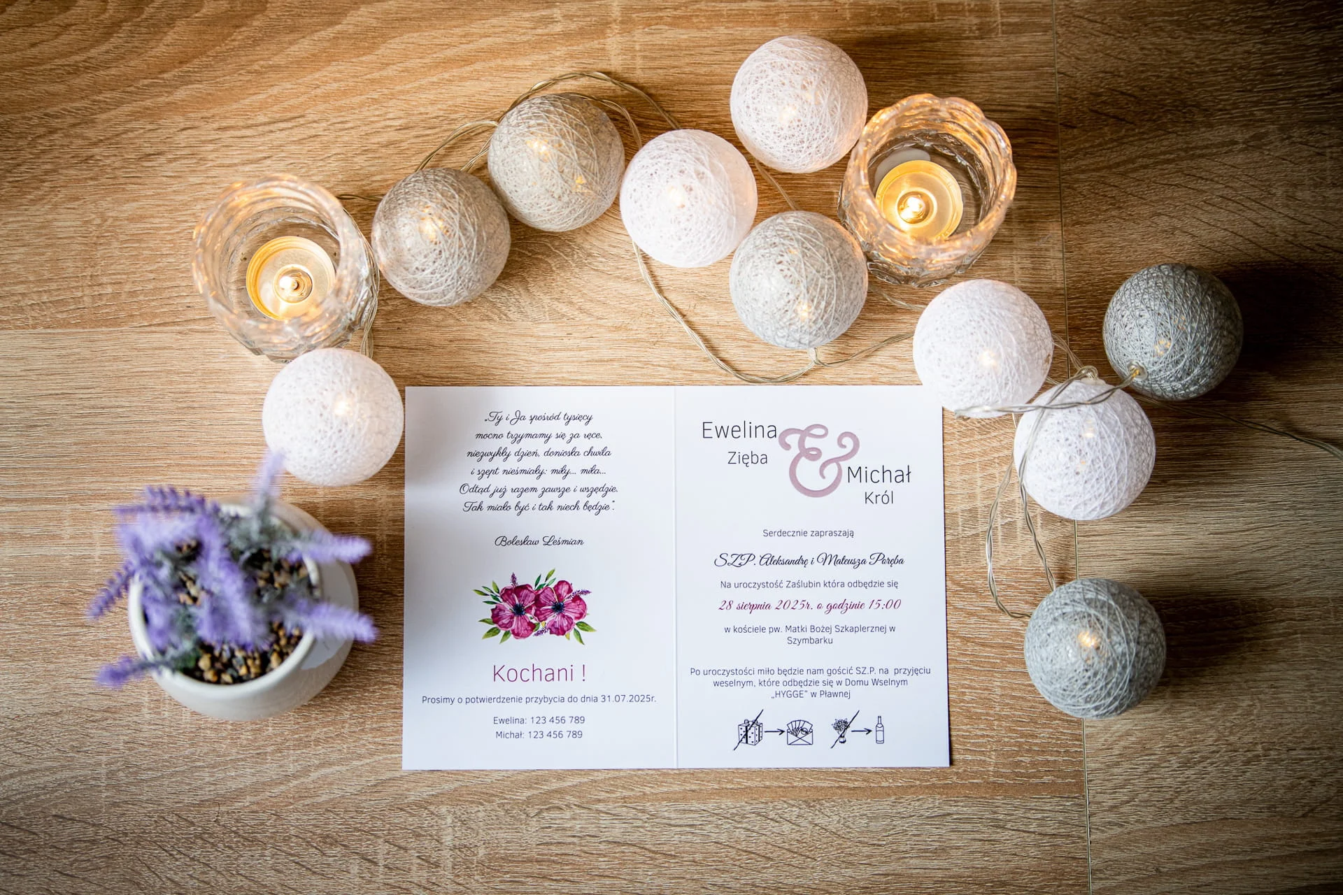 Zaproszenie na ślub z fioletową kompozycja kwiatową Ślub marzeń