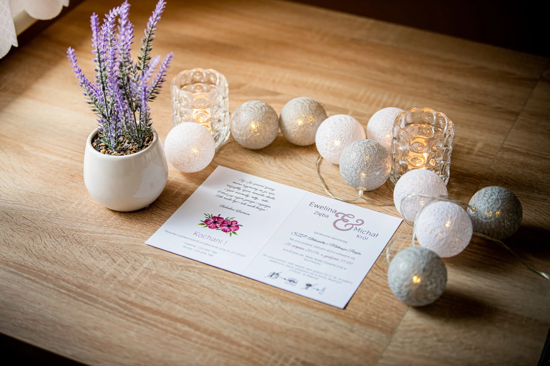 Zaproszenie na ślub z fioletową kompozycja kwiatową Ślub marzeń